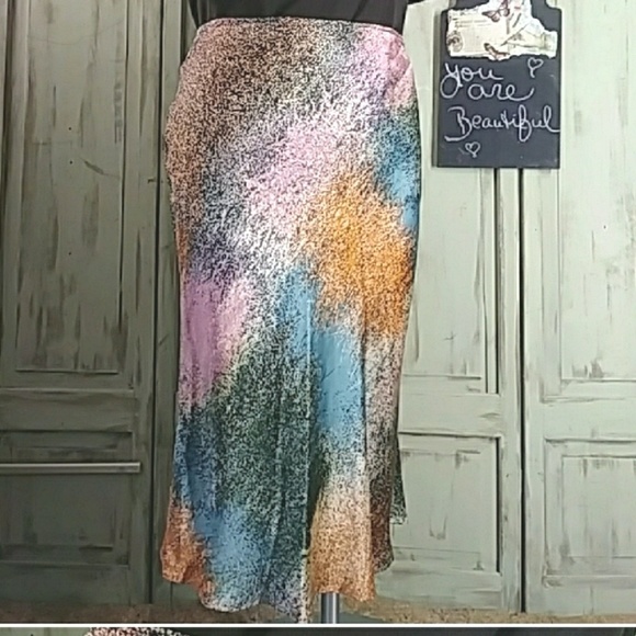 BCBGMaxAzria Dresses & Skirts - BCMaxazria midi pattern  silk skirt
